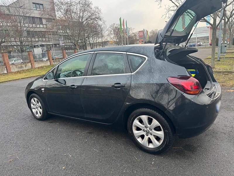 Gebraucht Opel Astra 122 PS (89 kW) 2012 Schwarz Limousine