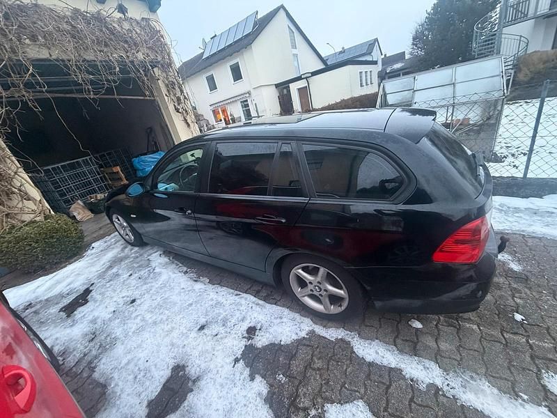 Gebraucht BMW 320 170 PS (125 kW) 2008 Schwarz Kombi