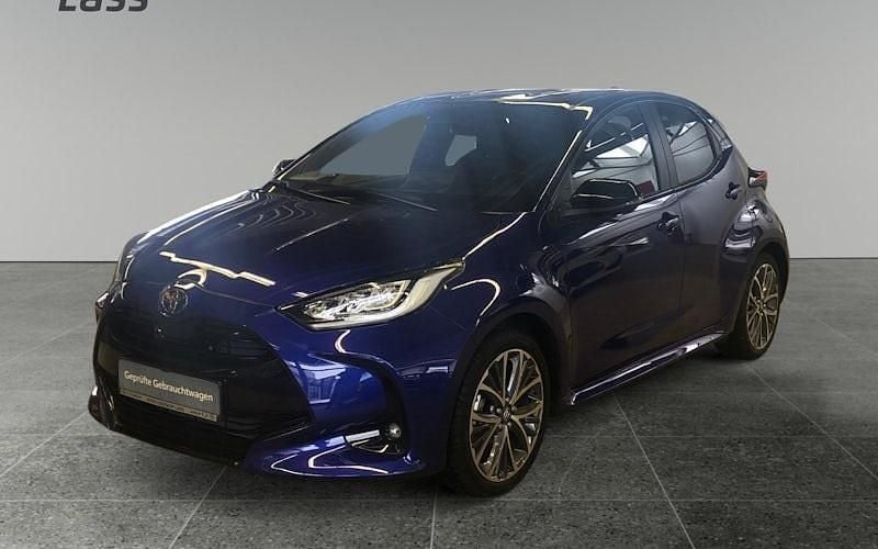 Gebraucht Toyota Yaris Hybrid Plus 131 PS (96 kW) 2024 Juniper blue metallic, dach schwarz Kleinwagen