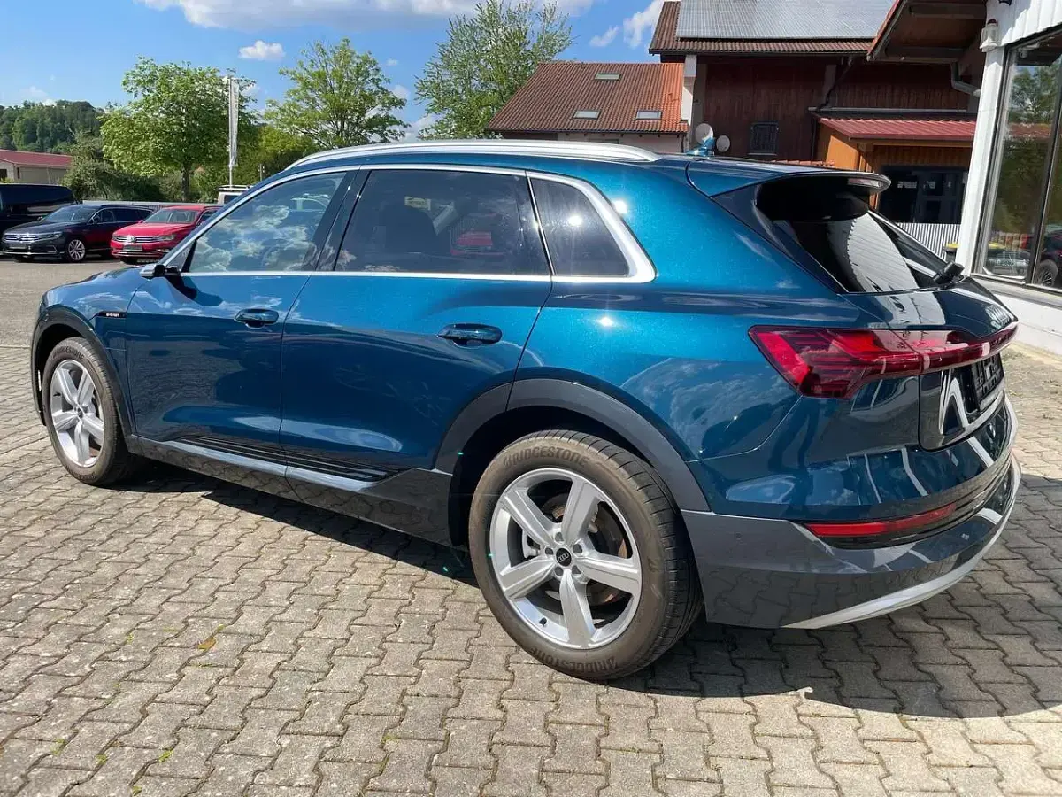 Gebraucht Audi e-tron 230 kW (313 PS) 2022 Galaxisblau metallic SUV
