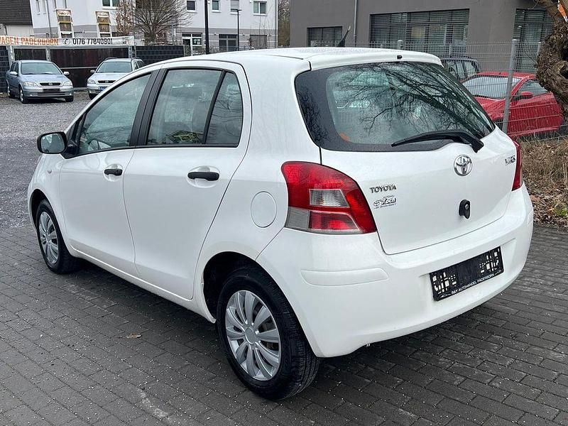 Gebraucht Toyota Yaris Basis 69 PS (50 kW) 2010 Weiß Kleinwagen