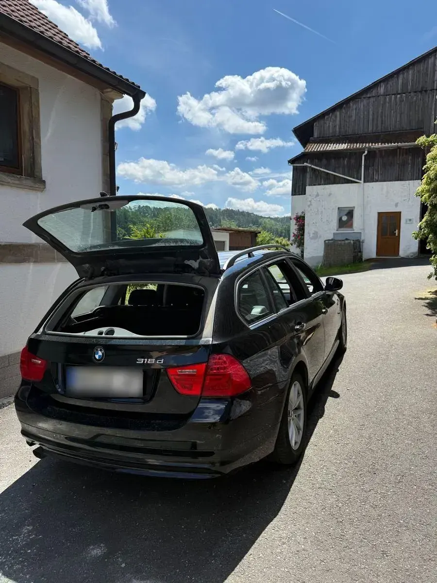 Gebraucht BMW 318 143 PS (105 kW) 2010 Schwarz Kombi