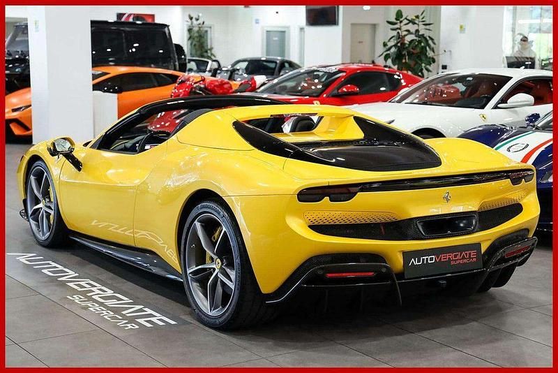 Gebraucht Ferrari 296 662 PS (486 kW) 2024 Gelb Cabrio