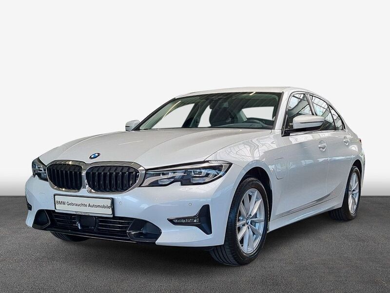 Weiß Gebraucht 2020 BMW 330e Sport Line Limousine | 30.970 € (Fairer Preis) - Bild 1/4