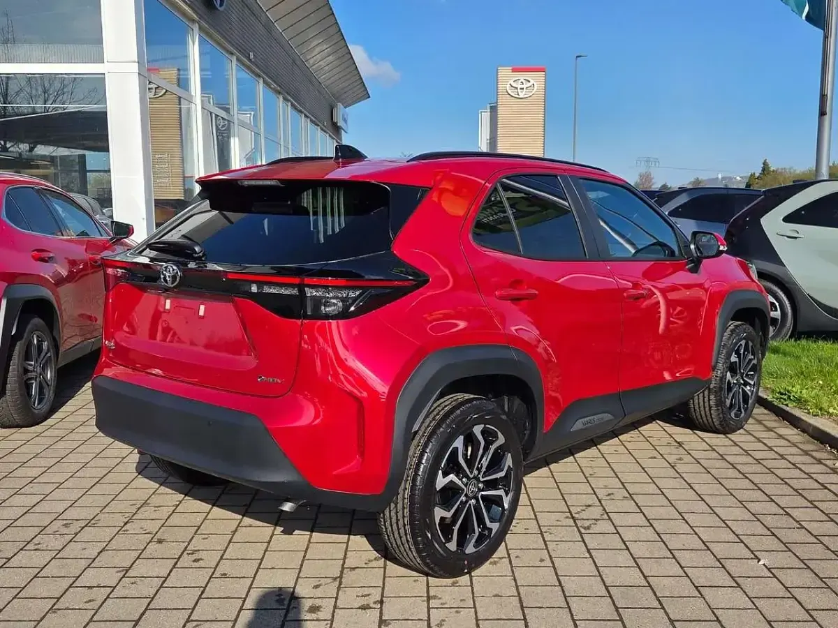 Neu Toyota Yaris Cross 131 PS (96 kW) 2026 Karminarot metallic SUV