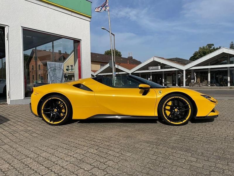 Gebraucht Ferrari SF90 1001 PS (736 kW) 2023 Gelb Cabrio