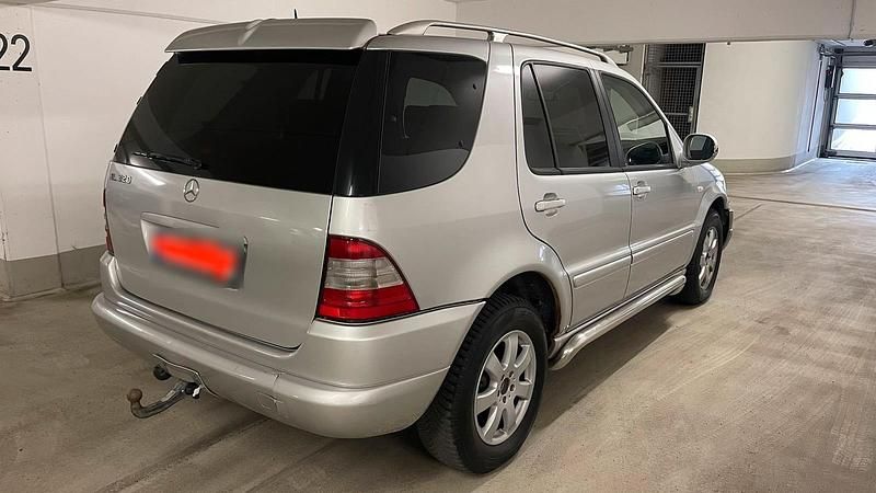 Gebraucht Mercedes ML320 218 PS (160 kW) 2001 Silber SUV