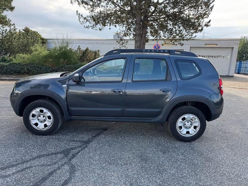 Grau Gebraucht 2015 Dacia Duster Lauréate SUV | 5.590 € (Superpreis) - Bild 1/4