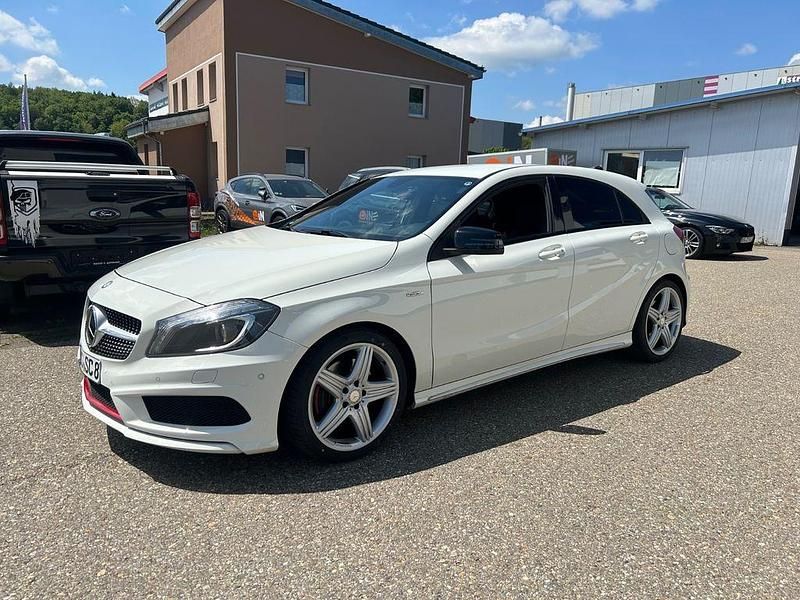 Weiß Gebraucht 2013 Mercedes A250 AMG line Limousine | 12.999 € (Fairer Preis) - Bild 1/4