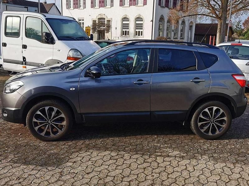 Gun metallic (m) Gebraucht 2013 Nissan Qashqai 360º SUV | 4.090 € (Guter Preis) - Bild 1/4