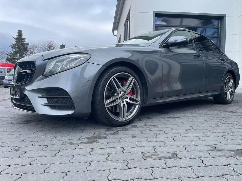 Grau Gebraucht 2019 Mercedes E450 AMG line Limousine | 27.900 € - Bild 1/4