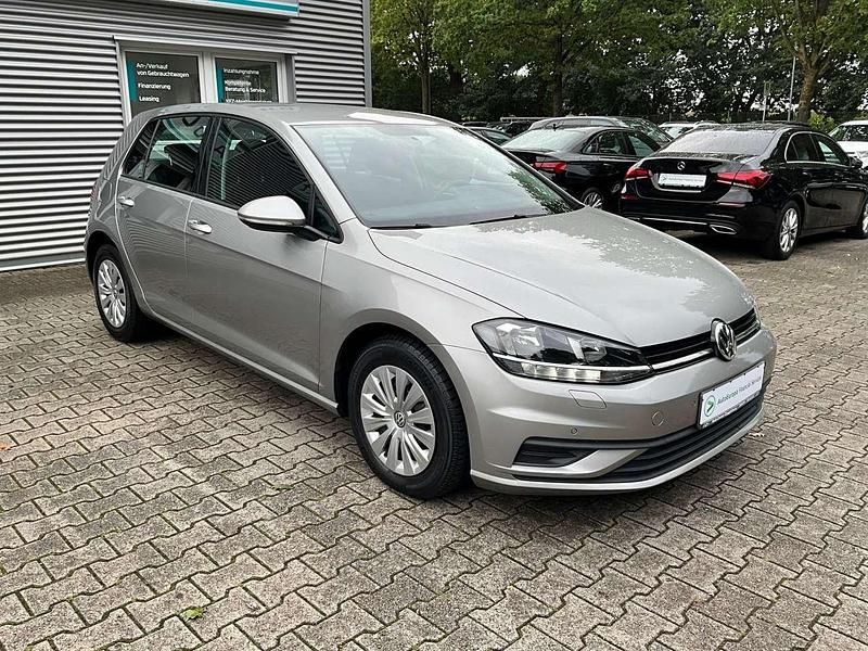 Tungsten silver metallic Gebraucht 2017 VW Golf VII Trendline Kleinwagen | 12.950 € (Fairer Preis) - Bild 1/4