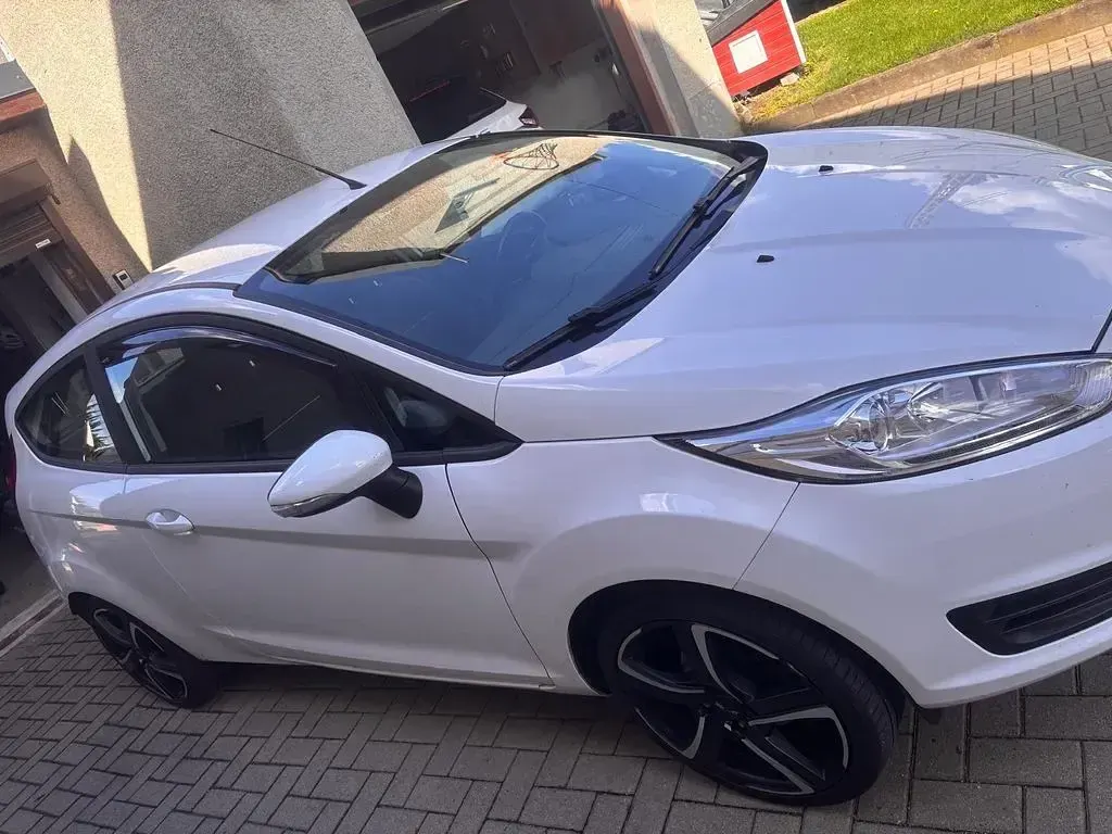 Gebraucht Ford Fiesta Trend 60 PS (44 kW) 2017 Weiß Kleinwagen