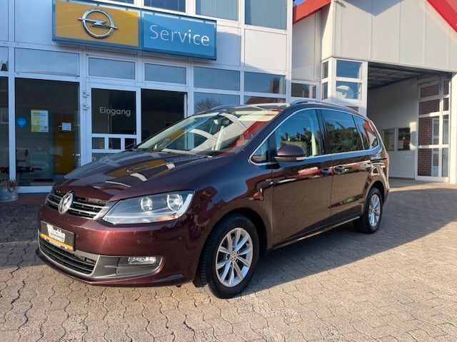 Rot Gebraucht 2015 VW Sharan Beach Van / Kleinbus | 18.990 € (Teuer) - Bild 1/4