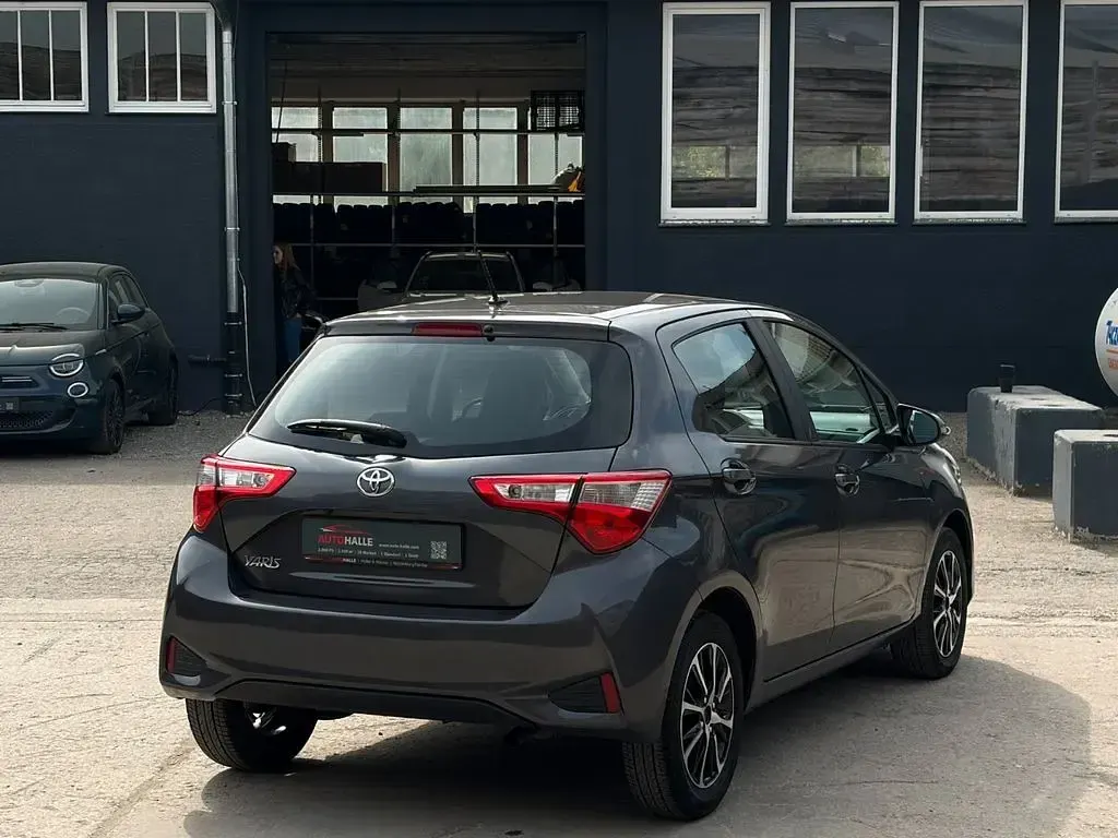 Gebraucht Toyota Yaris 111 PS (81 kW) 2018 Grau Limousine