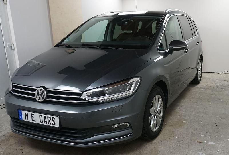 Grau Gebraucht 2020 VW Touran Highline Van / Kleinbus | 24.900 € (Fairer Preis) - Bild 1/4