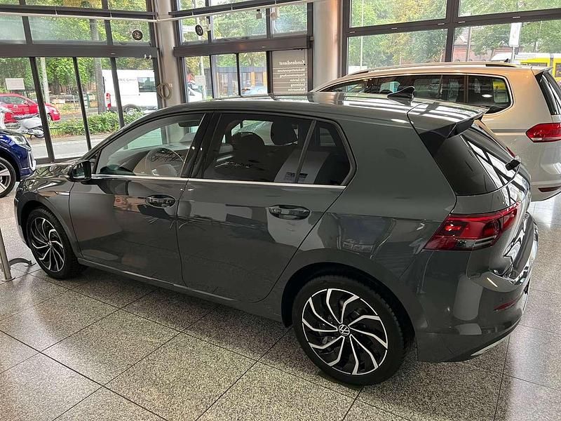 Gebraucht VW Golf VIII Style 150 PS (110 kW) 2023 Delfingrau metallic Limousine