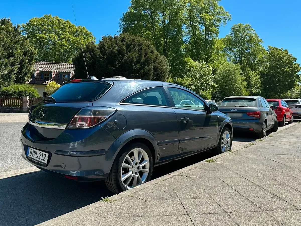 Second-hand Opel Astra 106 CP (77 kW) 2007 Albastru Coupe