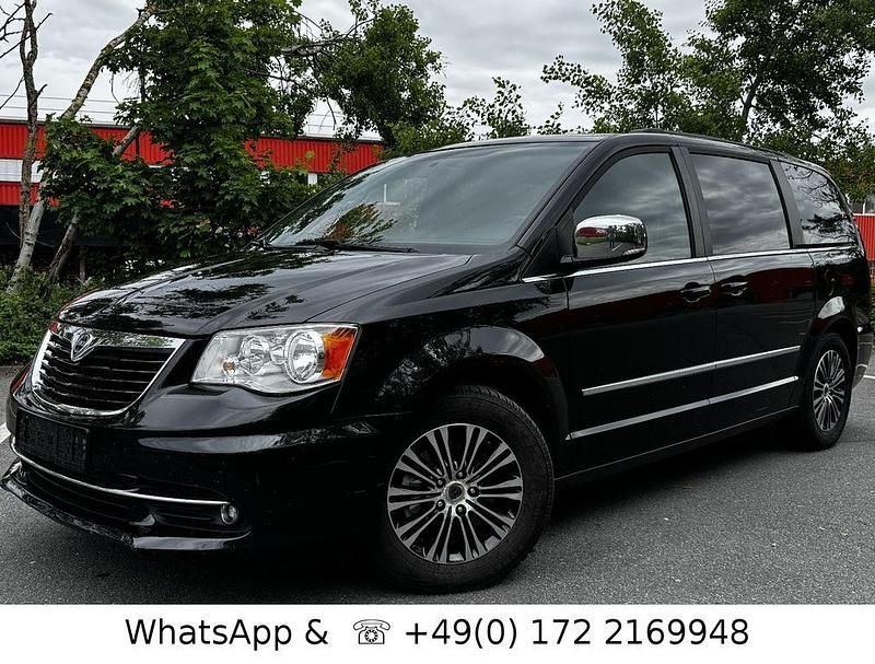 Schwarz Gebraucht 2015 Lancia Voyager S Van / Kleinbus | 15.400 € (Fairer Preis) - Bild 1/4