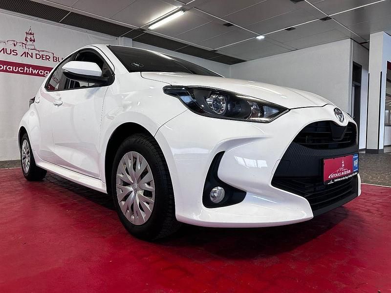 Weiß Gebraucht 2021 Toyota Yaris Comfort Kleinwagen | 16.490 € (Etwas zu teuer) - Bild 1/4