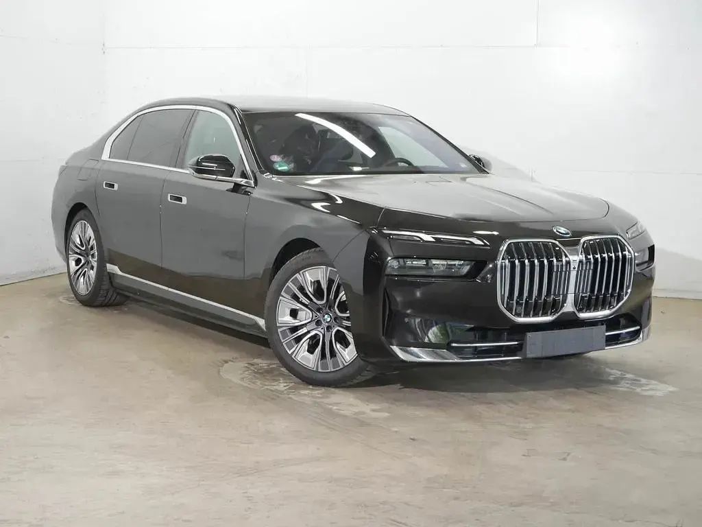 Gebraucht BMW 750e Comfort Edition 489 PS (359 kW) 2024 Black sapphire Limousine