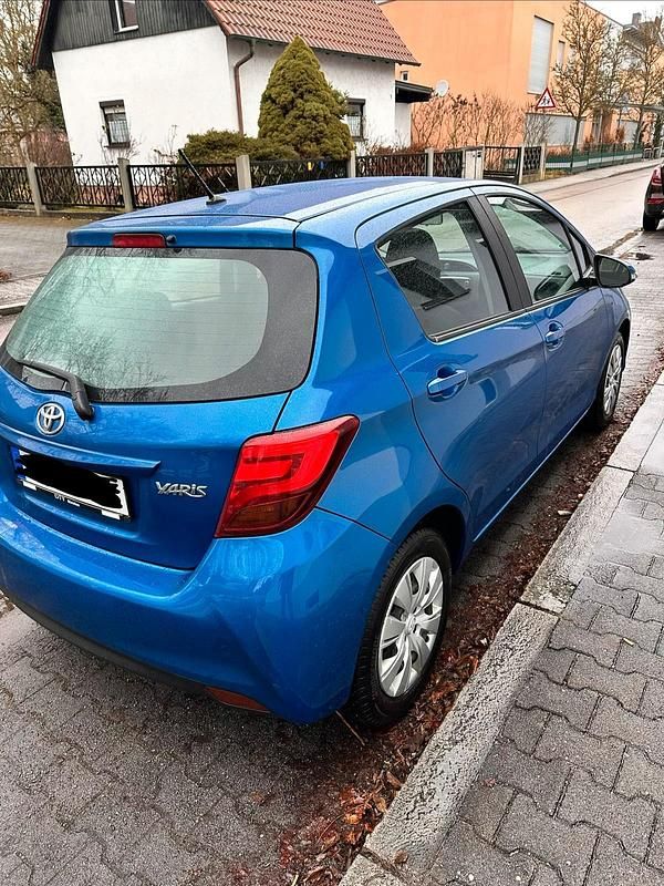 Gebraucht Toyota Yaris 99 PS (72 kW) 2015 Blau Kleinwagen