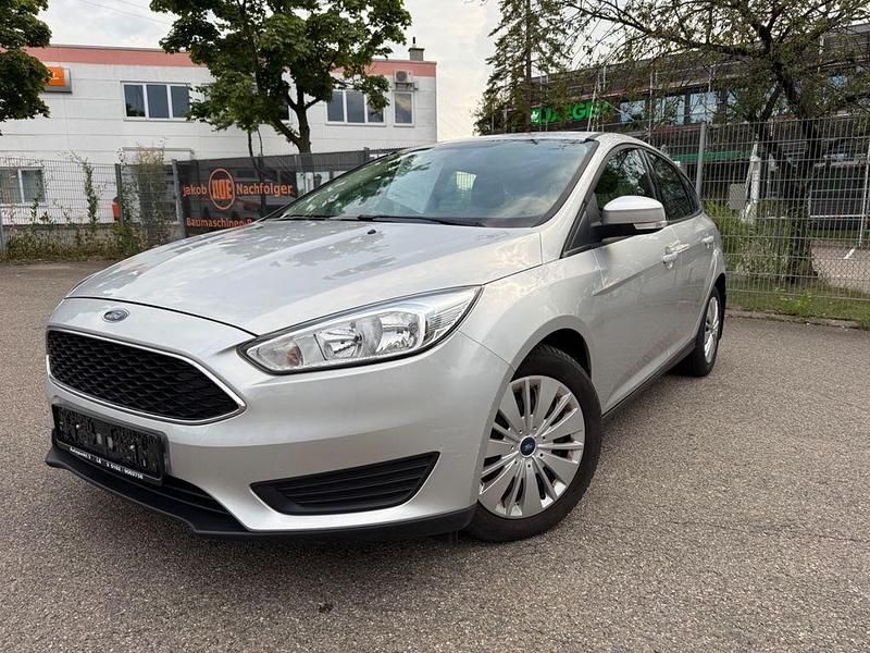 Silber Gebraucht 2015 Ford Focus Limousine | 5.990 € (Superpreis) - Bild 1/4
