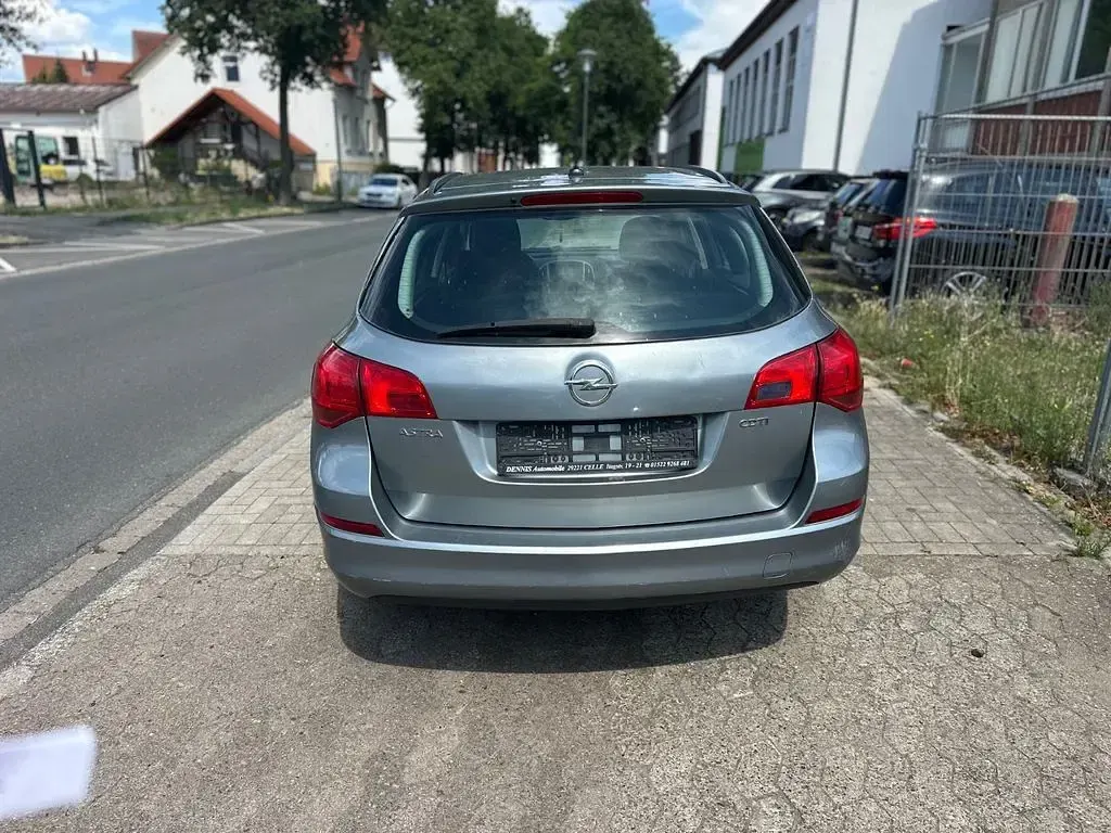 Gebraucht Opel Astra Edition 110 PS (80 kW) 2011 Silber Kombi