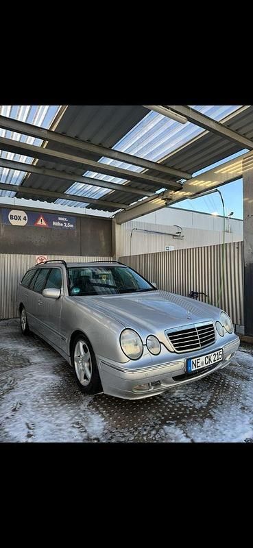 Silber Gebraucht 2002 Mercedes E320 Avantgarde Kombi | 3.500 € (Etwas zu teuer) - Bild 1/4