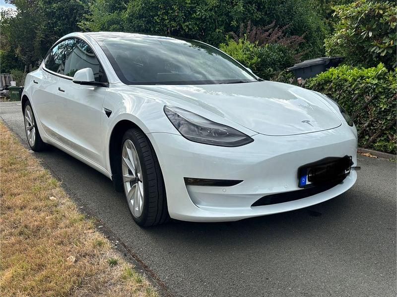Weiß Gebraucht 2022 Tesla Model 3 Limousine | 29.700 € (Fairer Preis) - Bild 1/4