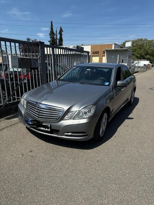 Grau Gebraucht 2012 Mercedes E300 Limousine | 9.700 € (Superpreis) - Bild 1/4