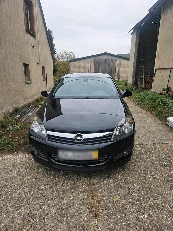 Schwarz Gebraucht 2005 Opel Astra GTC Coupé | 1.800 € (Teuer) - Bild 1/4