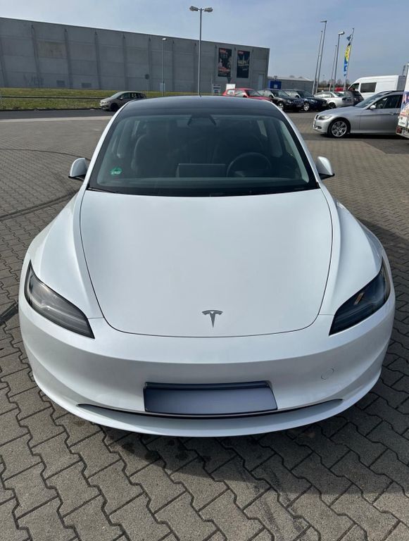 Weiß Gebraucht 2023 Tesla Model 3 Standard Range Limousine | 32.400 € (Fairer Preis) - Bild 1/4