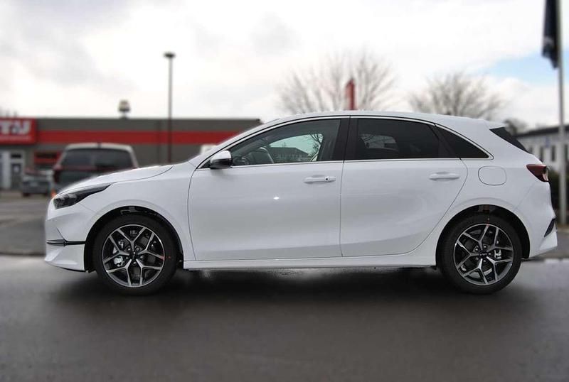 Gebraucht Kia Ceed Platinum 140 PS (102 kW) 2025 Deluxeweiss metallic Kleinwagen