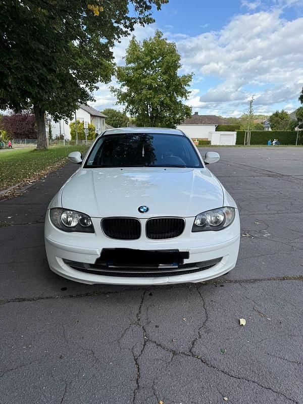 Weiß Gebraucht 2010 BMW 118 Kleinwagen | 2.450 € (Superpreis) - Bild 1/4
