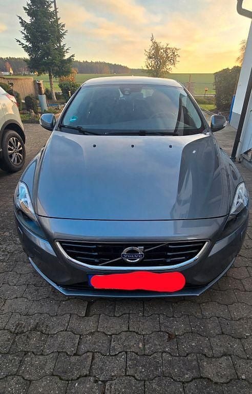 Grau Gebraucht 2016 Volvo V40 Limousine | 9.990 € (Guter Preis) - Bild 1/4