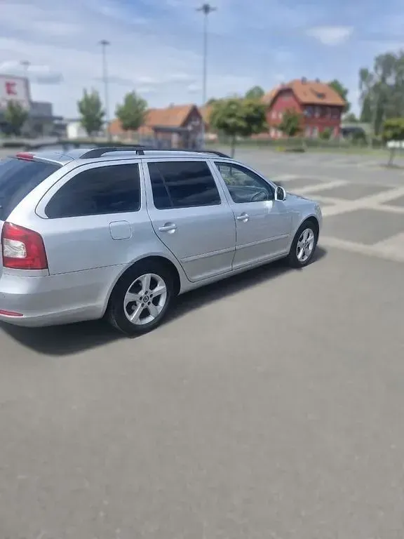 Gebraucht Skoda Octavia Family 105 PS (77 kW) 2011 Grau Kombi