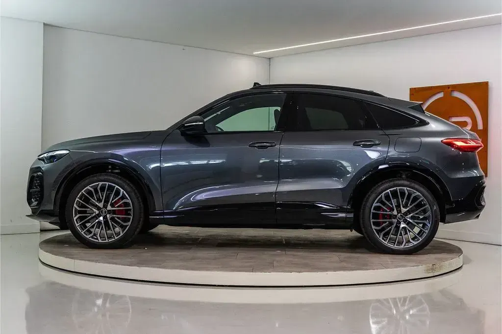 Neu Audi Q5 Sportback Sport 367 PS (269 kW) 2026 Grau SUV
