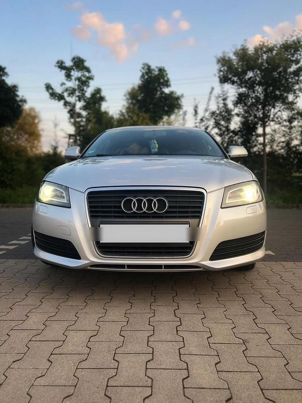 Grau Gebraucht 2010 Audi A3 Sportback Sport Limousine | 4.990 € (Guter Preis) - Bild 1/4