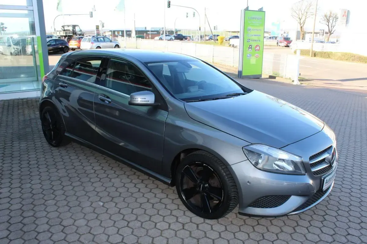 Gebraucht Mercedes A180 122 PS (89 kW) 2013 Grau Limousine
