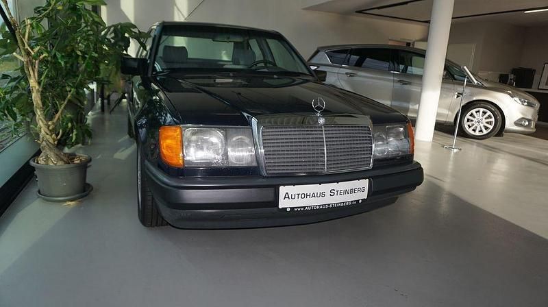 Gebraucht Mercedes E260 160 PS (117 kW) 1987 Blau (metallic) Limousine