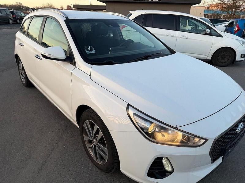 Gebraucht Hyundai i30 Trend 120 PS (88 kW) 2017 Weiß Limousine