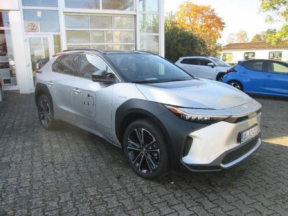 Gebraucht Toyota bZ4X Basis 159 kW (217 PS) 2022 Cosmicsilber metallic/ dach schwarz SUV