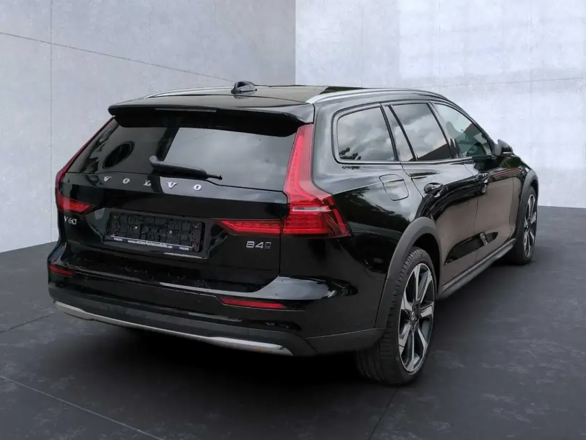 Gebraucht Volvo V60 CC 145 PS (106 kW) 2024 Kombi