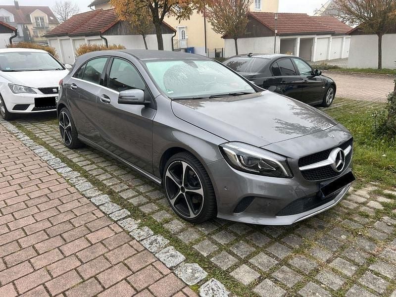 Grau Gebraucht 2017 Mercedes A200 Edition Limousine | 15.500 € (Guter Preis) - Bild 1/4
