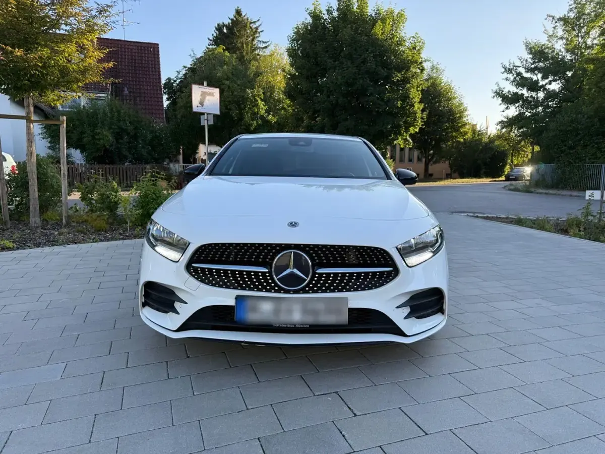 Gebraucht Mercedes A180 AMG 136 PS (100 kW) 2019 Weiß Limousine