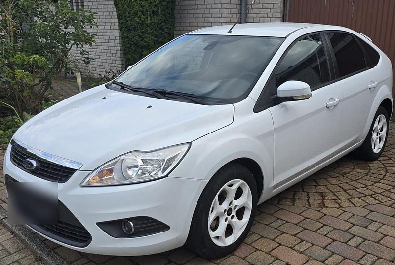 Gebraucht Ford Focus Trend 101 PS (74 kW) 2010 Weiß Limousine