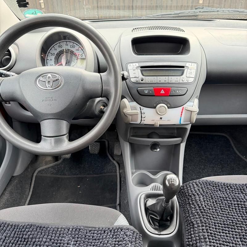 Gebraucht Toyota Aygo 68 PS (50 kW) 2007 Rot Kleinwagen