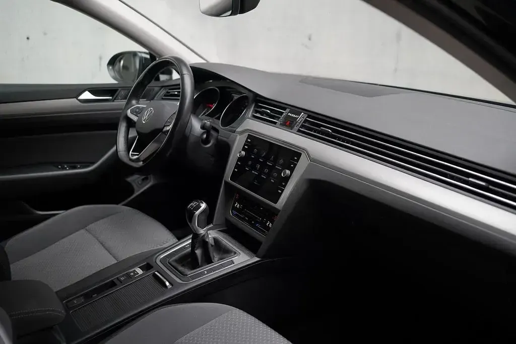 Gebraucht VW Passat 150 PS (110 kW) 2022 Deep black perleffekt Kombi