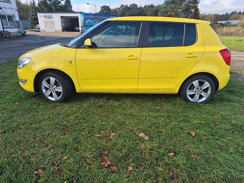 Gelb Gebraucht 2013 Skoda Fabia Fresh Limousine | 4.950 € (Fairer Preis) - Bild 1/4